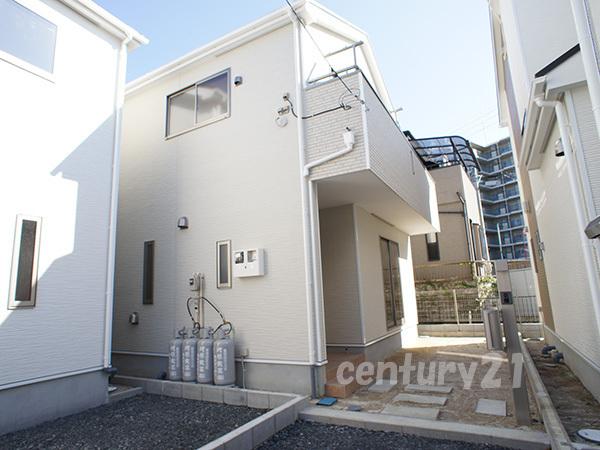 Local appearance photo. 4 Building