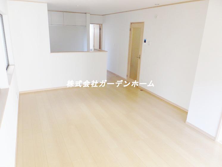 Living. LDK is you can unwind gracefully you in the living room bathed in spacious 18 tatami mats or more !! light !!