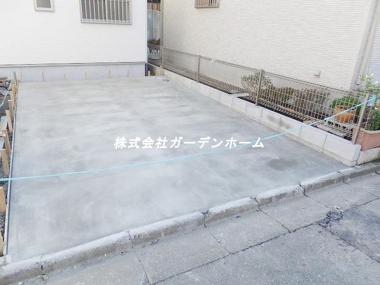 Parking lot. Parking spaces are spacious 2 car !!