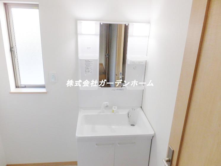 Wash basin, toilet. It is very easy-to-use wash basin because the space also is enough to put the thing !!