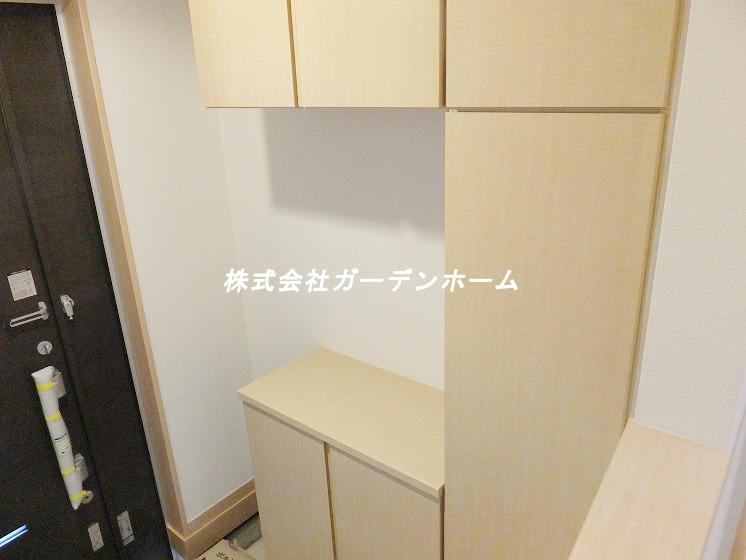 Entrance. Since the storage fill of the cupboard is not troubled in the yard of shoes !!