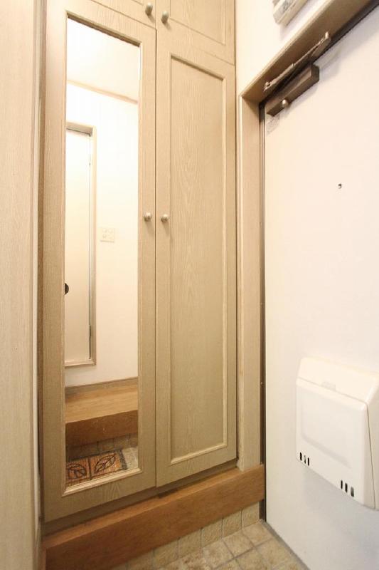 Entrance. Dressed before going out check With whole body full-length mirror