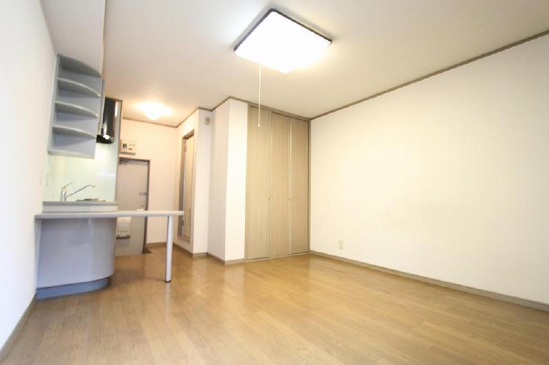 Other room space. Kitchen with a counter The dining table is also useful available