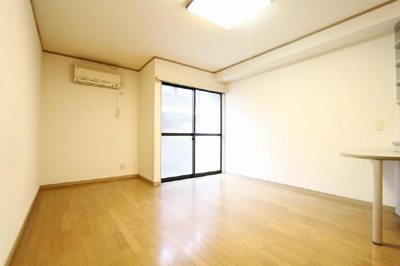 Living and room. Rent suppressed eyes Close to the station is the rent kept eyes listing