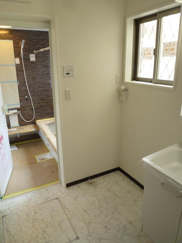 Wash basin, toilet.  [Building 2 Washroom] There is a window, Breathable good