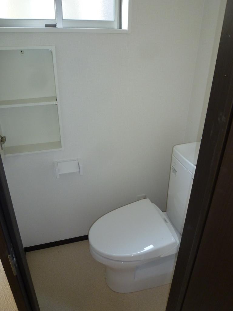 Toilet.  [Building 2 toilet] There is good wall store user-friendly. 