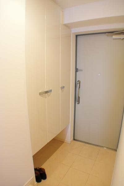 Entrance. Large front door storage