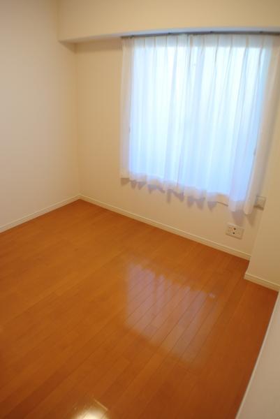 Non-living room. Western-style 5 Pledge