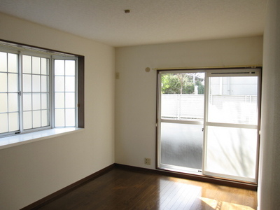 Living and room. Convenient two-sided lighting to ventilation