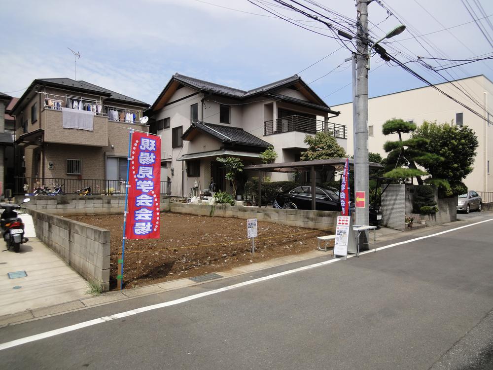 Local photos, including front road. A quiet residential area of south 6m road