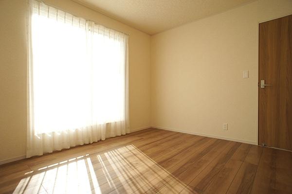 Non-living room. 1 Building