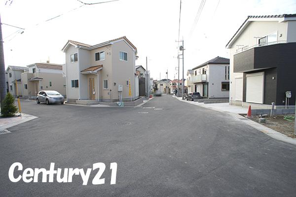 Local photos, including front road. 12 / 17 shooting