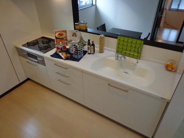 Same specifications photo (kitchen). Example of construction Face-to-face kitchen the conversation is lively