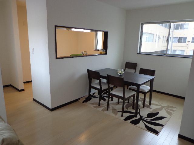 Same specifications photos (living). Example of construction You can clean up the dishes from the dining side