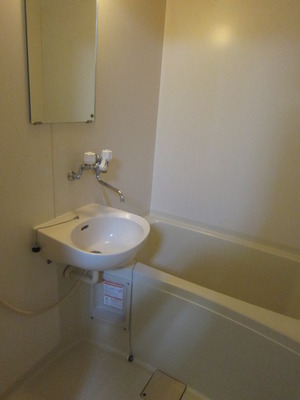 Bath. It is spacious bathroom tired of the day can be taken