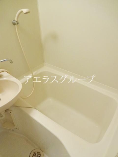 Bath. Bathing to heal fatigue of the day