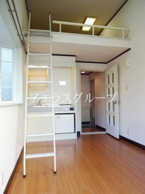 Living and room. Bright with loft rooms