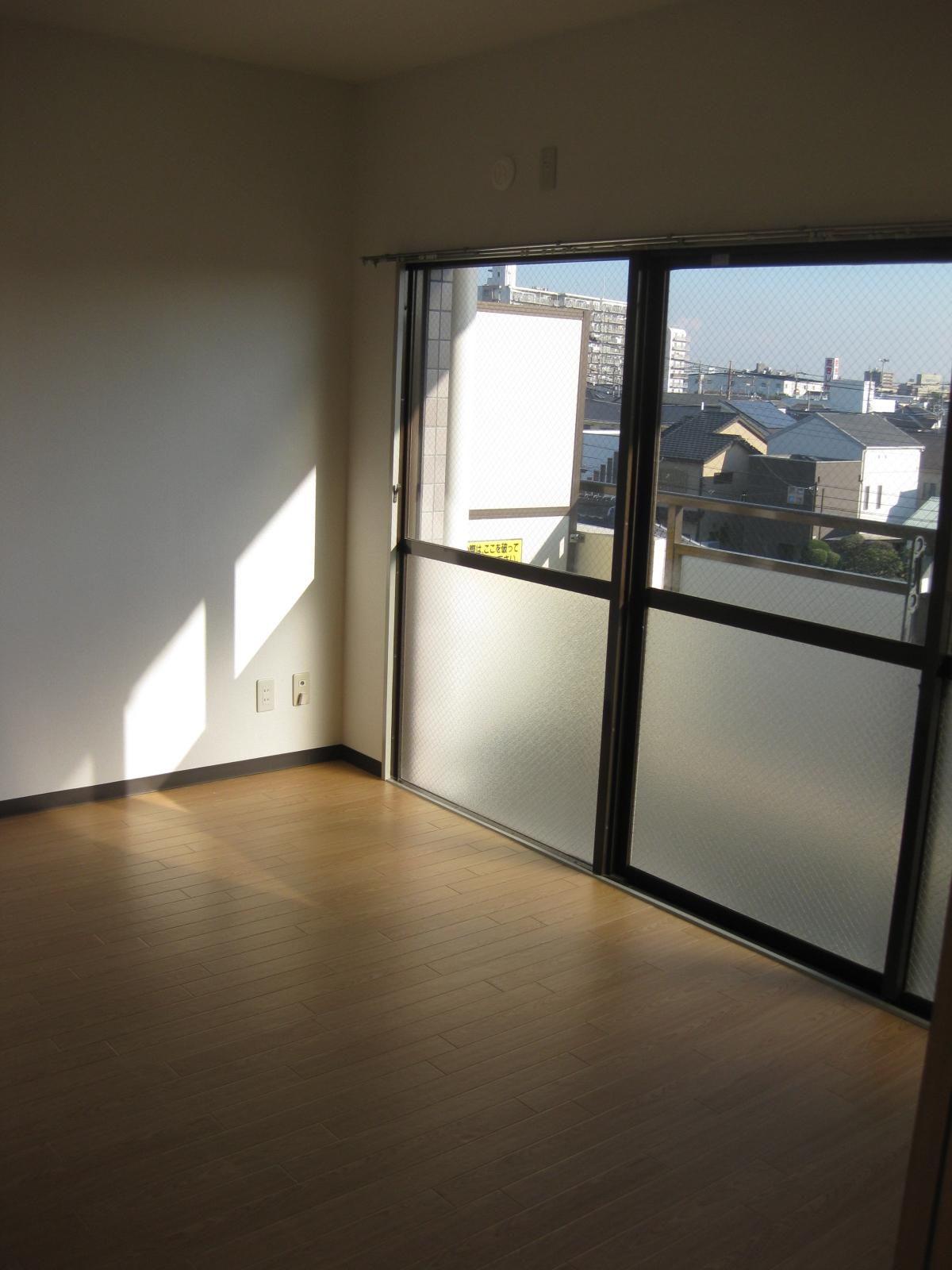 Living and room. Western-style 6 Pledge