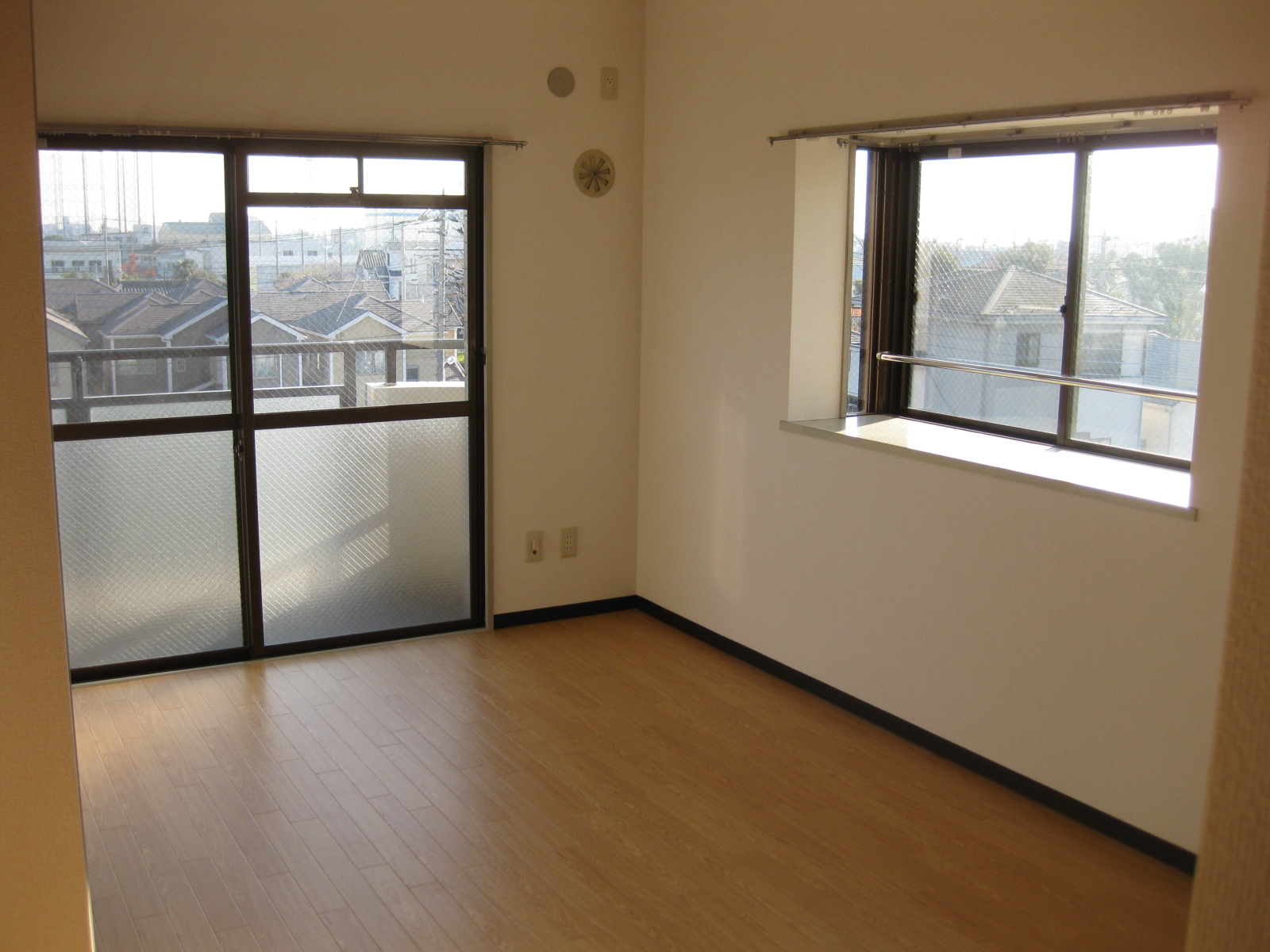 Living and room. Of bright two-sided lighting living