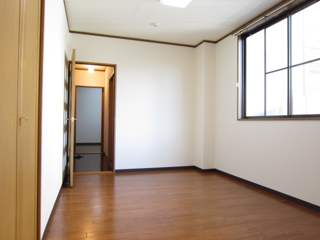 Living and room. Separate reference is a picture