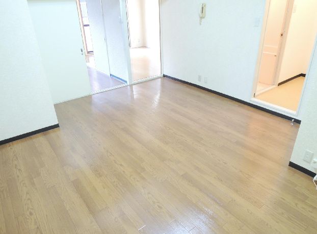 Living and room. In a large living, Is it safe to have a small child.