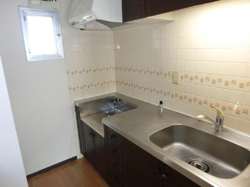 Kitchen. There is a window, Bright kitchen