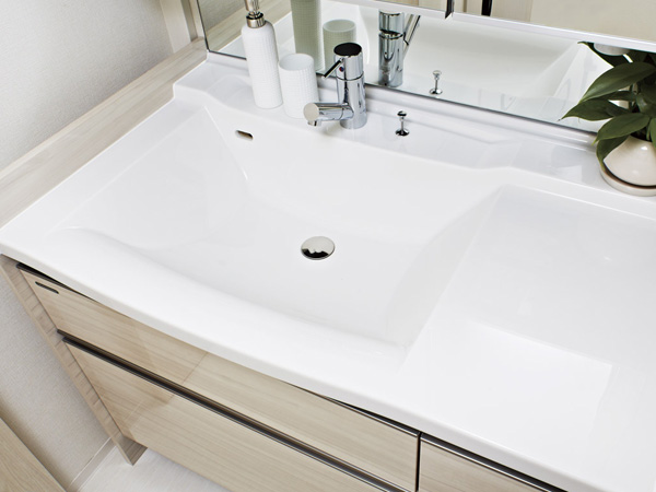 Bathing-wash room.  [Offset (eccentric) wash bowl] Quick guide to the top hotels, wash bowl on the side, Ensure the spacious counter. I have done it at the same time a separate dressing alongside cleansing and family, such as make-up two people.