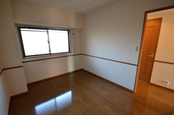 Other room space. Entrance next to the Western-style