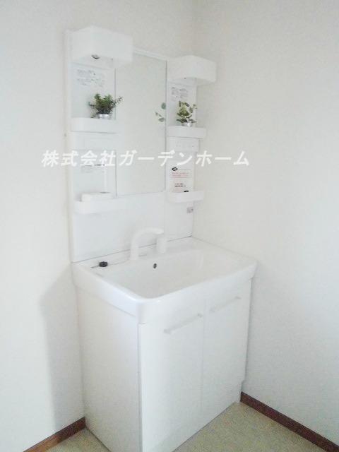 Wash basin, toilet. Room (August 2013) Shooting
