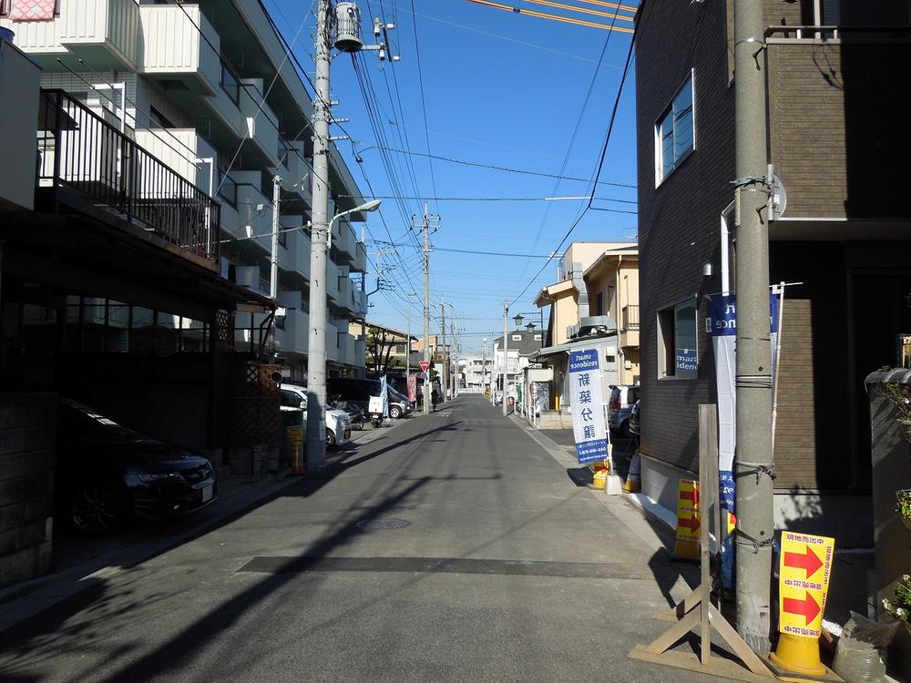 Local photos, including front road. Front road 6m