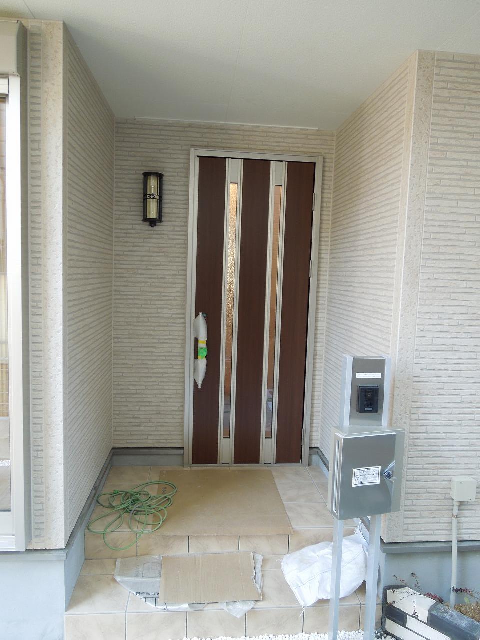 Entrance. Motion sensors with a porch light