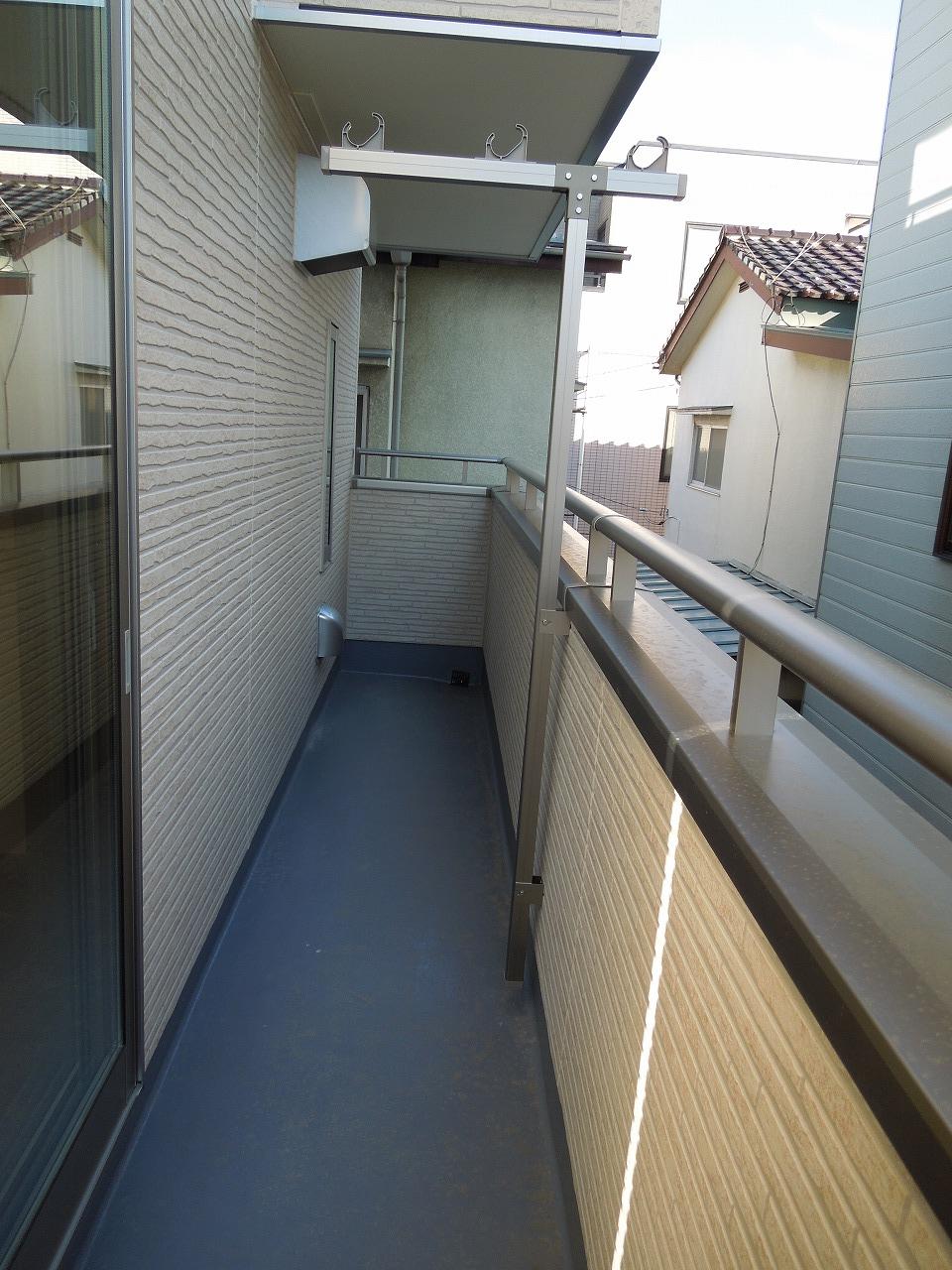 Balcony. It attaches a T-shaped object interference hardware.