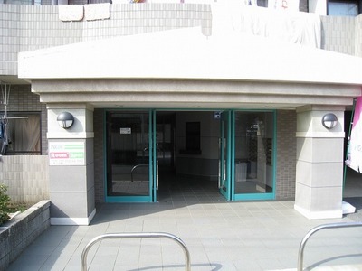 Entrance. Auto-lock of entrance