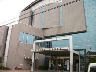 library. On the first floor and the second floor of a part of the library of 765m rebar four-story until the City Totsuka library, later, It has become a Totsuka community center. CD and video can be viewed.