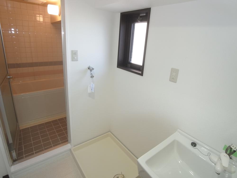 Wash basin, toilet. Window with a breathable good washroom photo (waterproof bread ・ Washing bracket exchange, CF ・ Cross Chokawa) / December 2013) Shooting