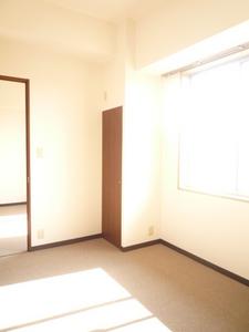 Living and room. Western-style from the living room ・ Japanese-style room