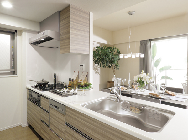 Face-to-face counter kitchen overlooking to the balcony