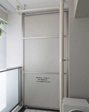 Other.  [High partition] Partition of the installation on the balcony is higher than normal, Type extending to the ceiling. It helps to look hard to privacy protection from Tonarito.  ※ Same specifications