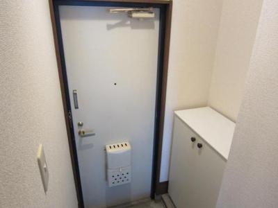 Entrance. Fashionable to decorate the interior accessories