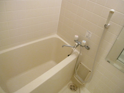 Bath. Please be healed slowly immersed in a bathtub