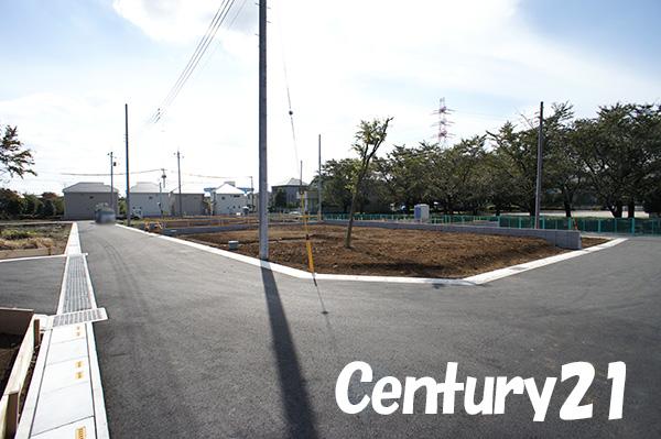 Local photos, including front road. 10 / 18 shooting Vacant lot