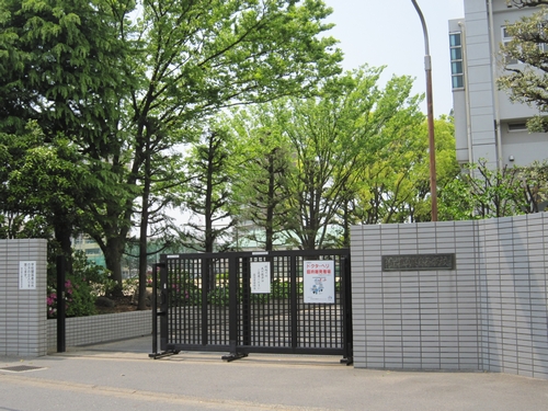 high school ・ College. Bracken High School (High School ・ NCT) to 372m