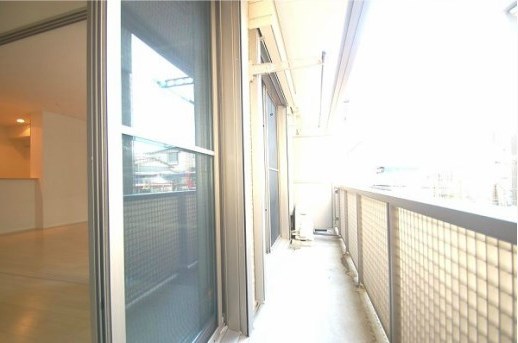 Balcony. Pat is also laundry