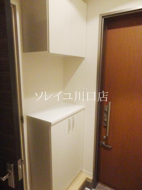 Entrance. Also attached shelf, Shoebox also above can also be used under