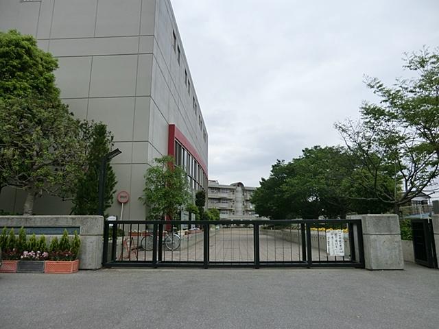 Primary school. 300m to Totsuka Ayase elementary school