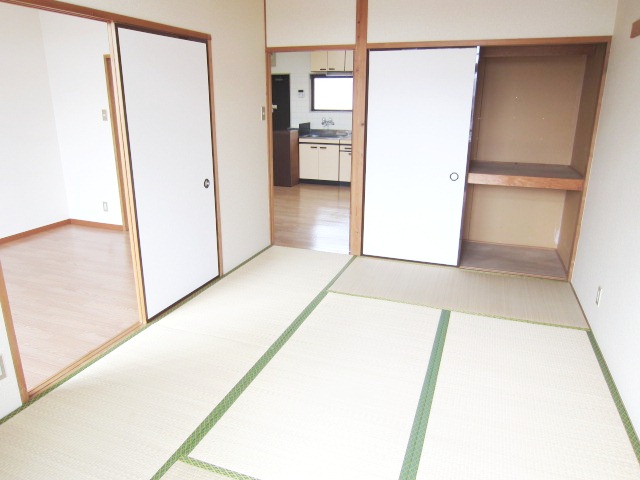 Living and room. Outlook good indoor, It is also safe families with small children