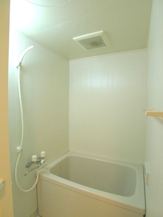 Bath. Add 焚給 hot water!