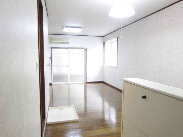 Living and room. A bright room with many windows