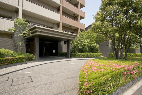 Local appearance photo. A porte-cochere entrance 2011 / 05 shooting