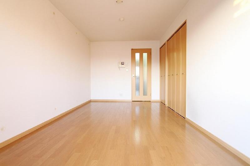 Living and room. There is no beam to the four corners, Inner wall-type structure that can accommodate up to every nook and corner